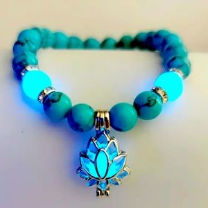 Turquoises Beaded Bracelet - Glows in the Dark - Hand Jewelry for Women.